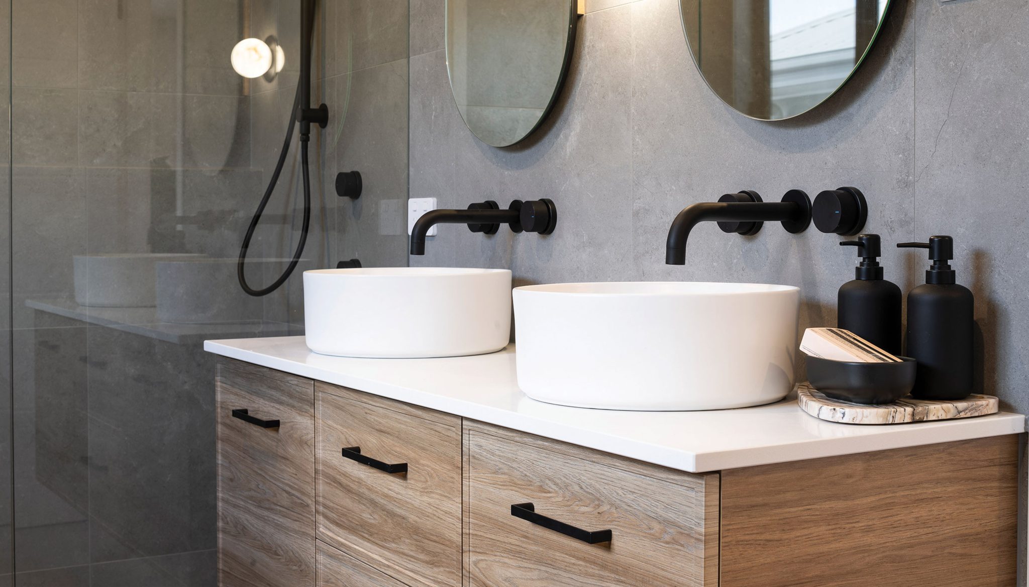 Ensuite: 20mm stone benchtop