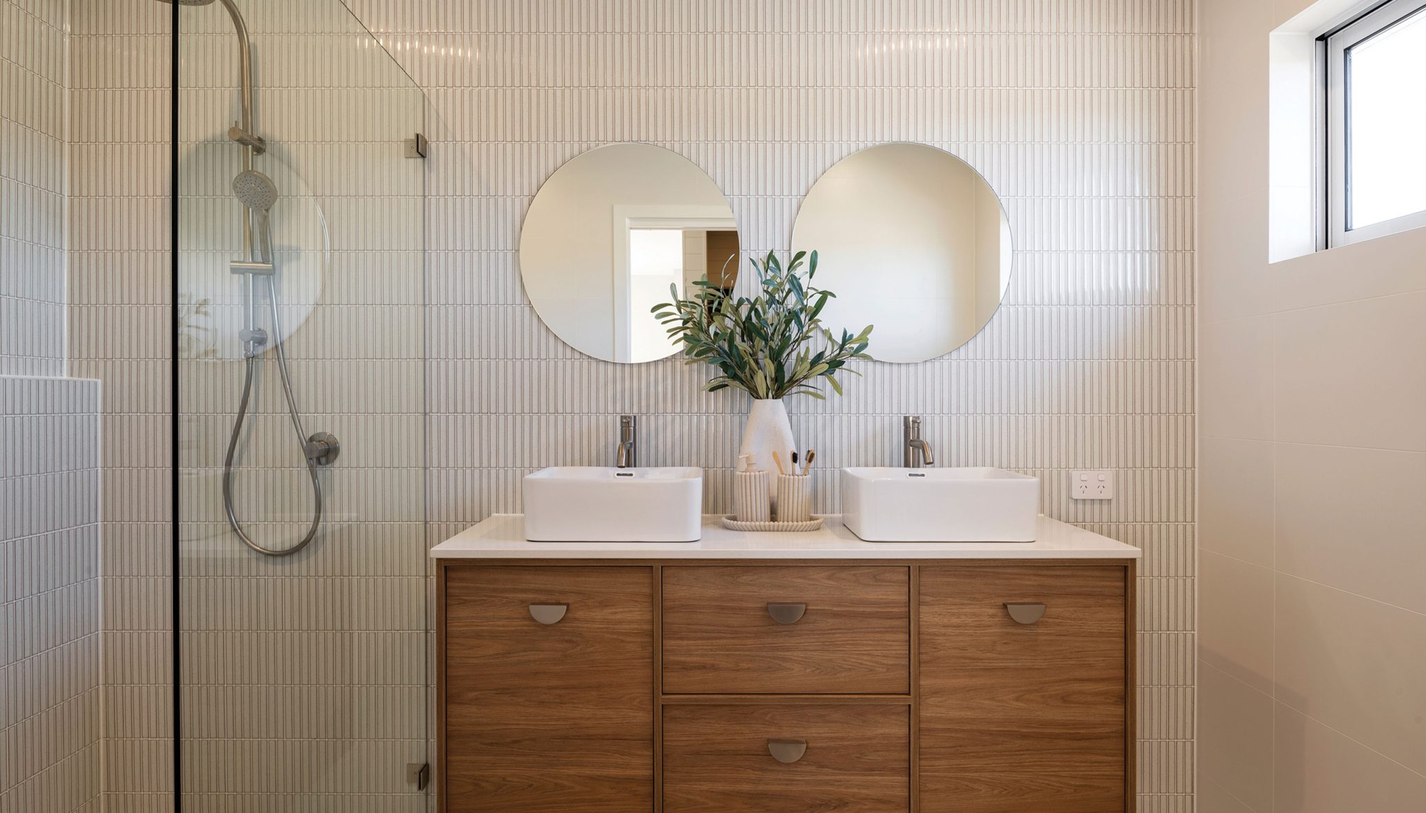 Ensuite: Floor-to-ceiling tiling