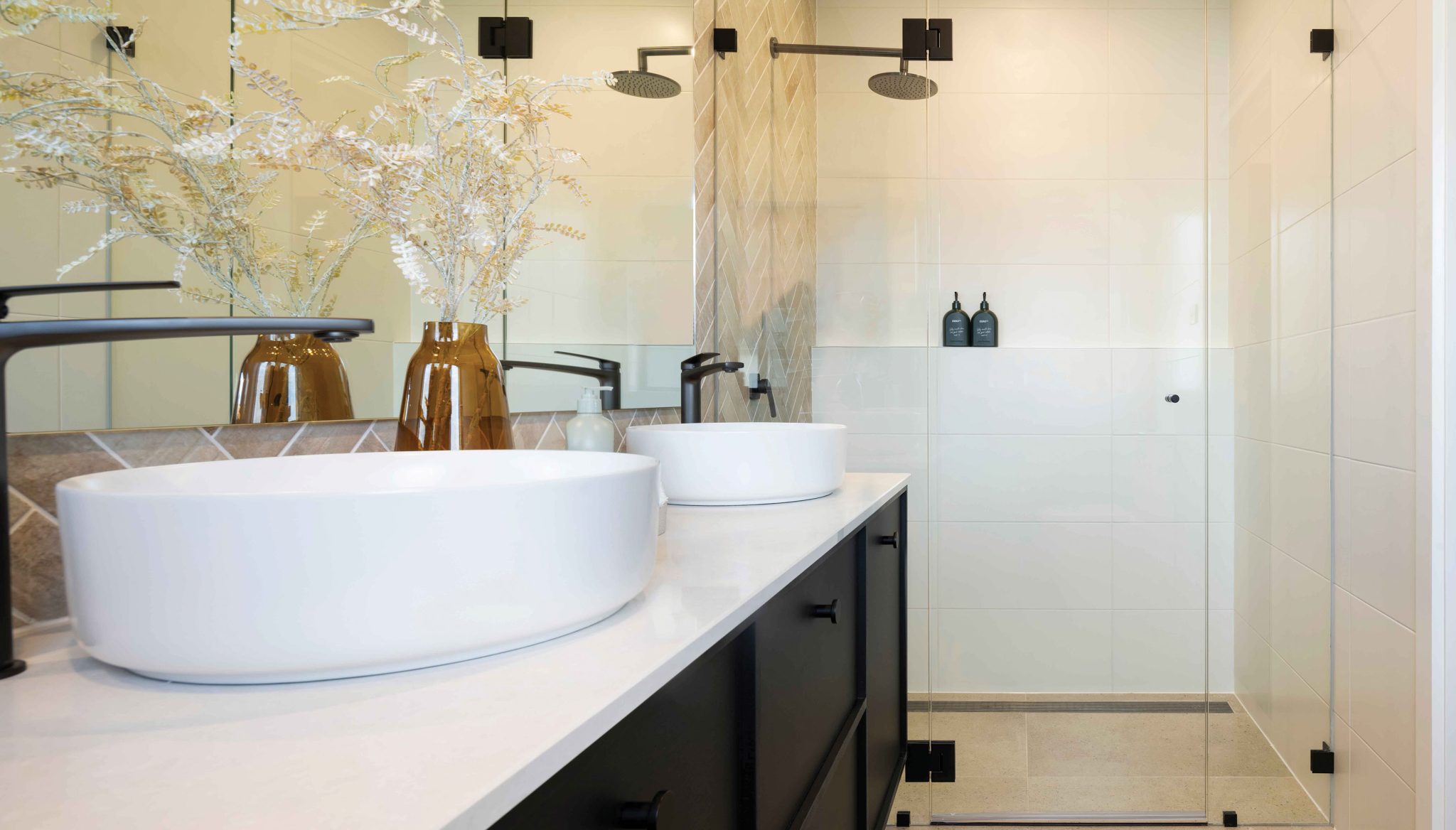 Ensuite: Frameless shower screen