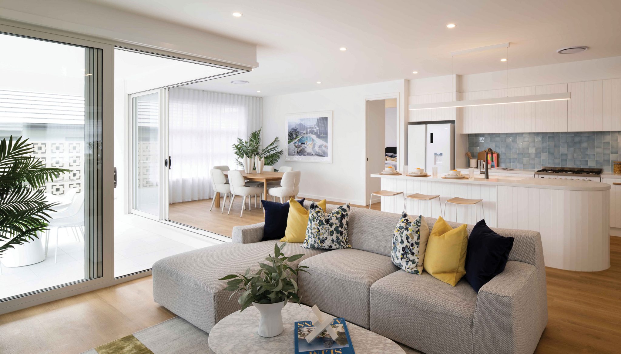 Living area: Square set ceilings to living area