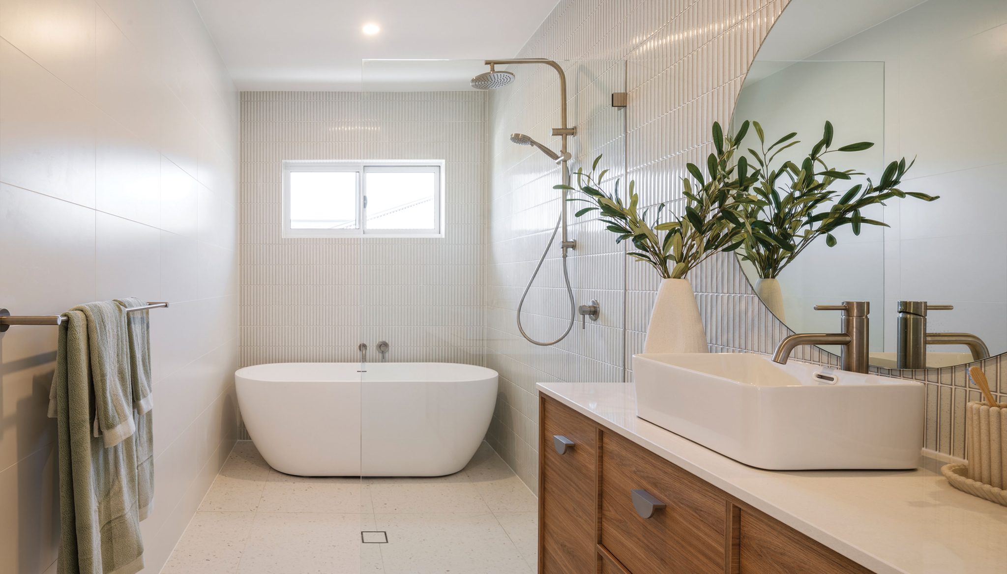 Main Bathroom: Floor-to-ceiling tiling