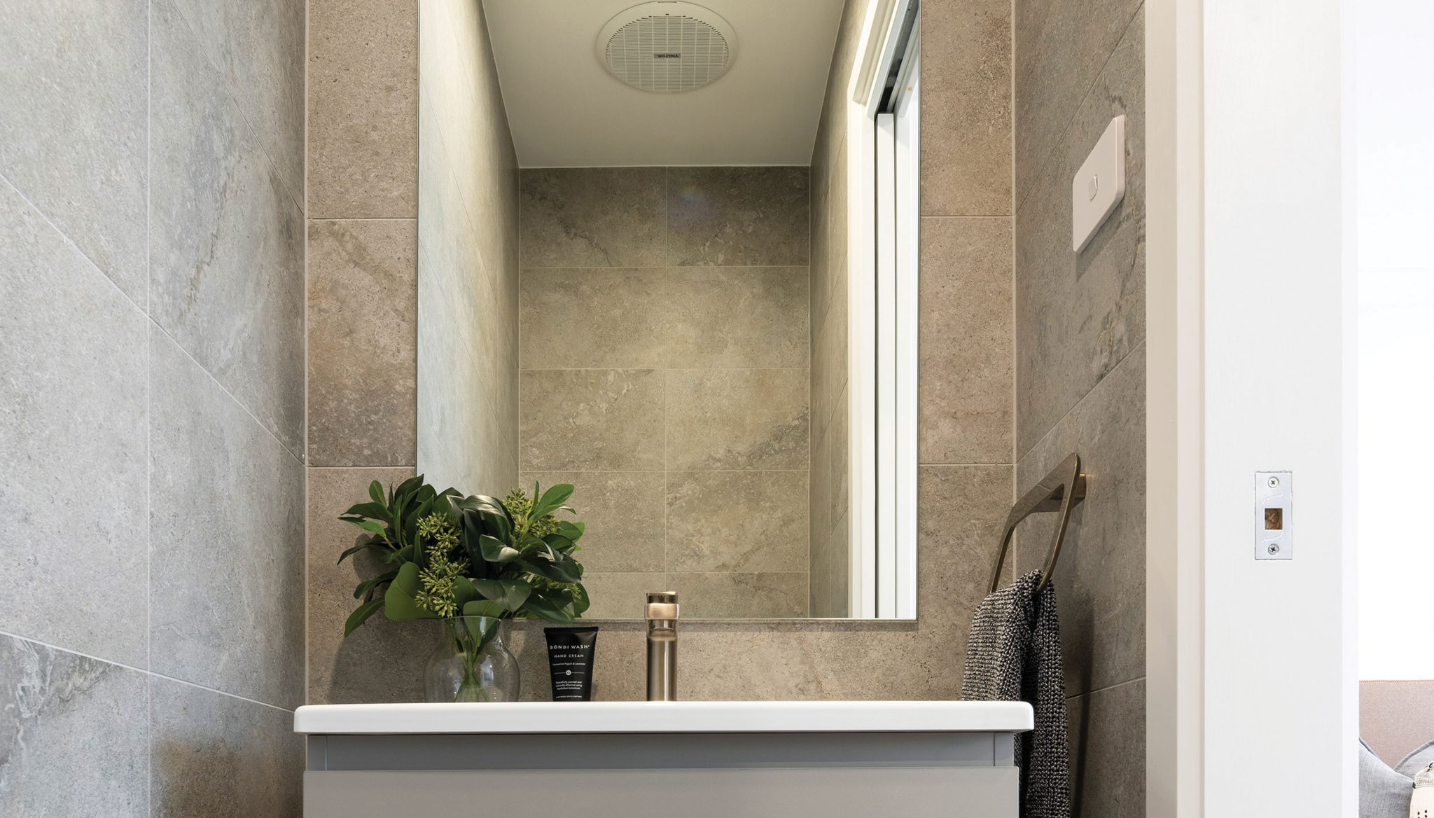 Powder room: Square set ceilings